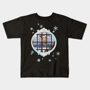 Funny giraffe  with christmas hat looks through the window Kids T-Shirt